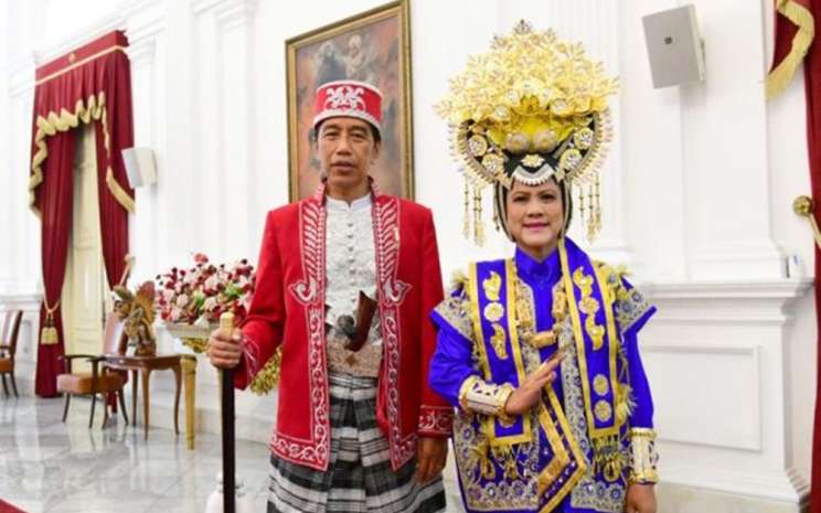 Presiden Jokowi Kenakan Pakaian Adat Dolomani Buton di Upacara HUT RI ke-77 Baca artikel detikTravel, "Presiden Jokowi Kenakan Pakaian Adat Dolomani Buton di Upacara HUT RI ke-77" selengkapnya https://travel.detik.com/travel-news/d-6238944/presiden-jokowi-kenakan-pakaian-adat-dolomani-buton-di-upacara-hut-ri-ke-77. Download Apps Detikcom Sekarang https://apps.detik.com/detik/