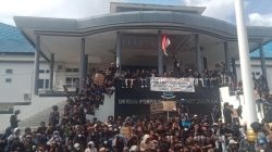 Mahasiswa Demo BBM Duduki DPRD Kendari, Desak Aspirasi Diteruskan ke Pusat