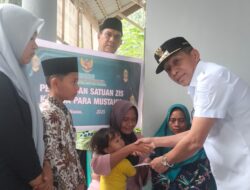 Bupati Buton Utara, Afirudin Mathara Bersama Baznas Salurkan Dana ZIS