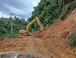 Ruas Jalan Menuju Labuan Kabupaten Butur Tertimbun Longsor, Kini Sudah Kembali Normal