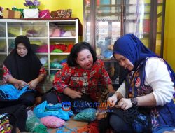 Ketua Dekranasda Kolaka Kunjungi  Sentra Pengrajin