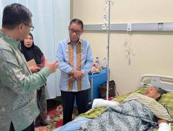 Bupati Koltim Yosep Sahaka Jenguk Korban Kebakaran di Lambandia