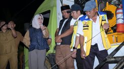 Wali Kota Kendari, Siska Tinjau Banjir Malam Hari 
