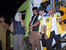 Wali Kota Kendari, Siska Tinjau Banjir Malam Hari 