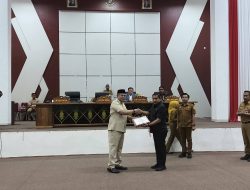 Wali Kota Baubau Yusran Fahim Serahkan Ranperda Penanaman Modal 