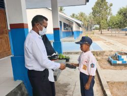 Antisipasi Dampak Kabut Asap Karhutla, UKS SMP Negeri 1 Siompu Bagikan Masker kepada Warga Sekolah